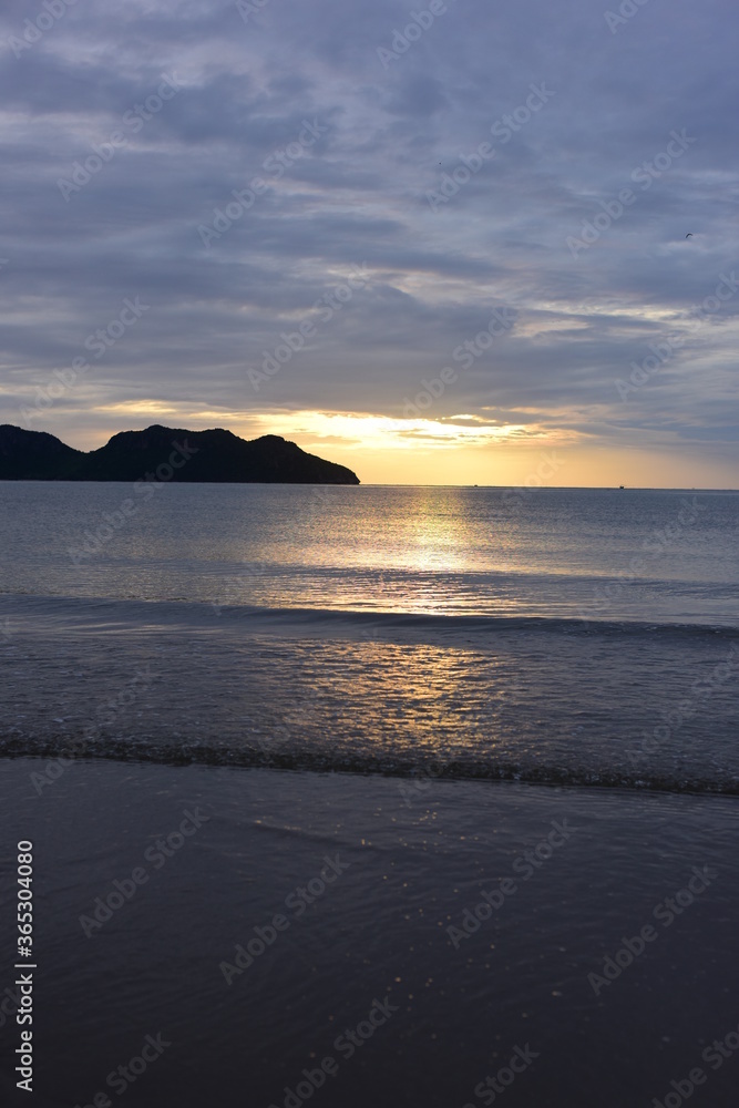 Obraz premium The sunrise view against the golden yellow sky