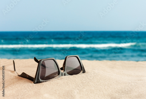 Canvas Print Woman sunglasses on the sea shore, beach vacation tropical background