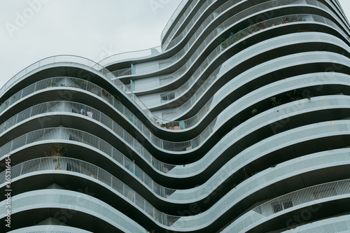 batiment courbe vu en contre-plongée, Nantes, France