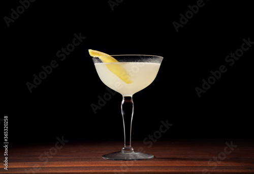 Fotografía Corpse Reviver No 2, a classic cocktail made with gin, lillet blanc, lemon juice, orange liqueur, and absinthe