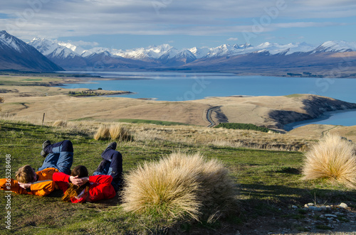 Obraz na plátne Two people laying and looking at Lake tekapo from Mount John observatory, South