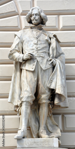 Statue von Diego Velazquez, Künstlerhaus, Wien, Österreich photo