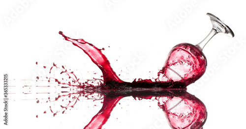 Foto Dropped glass of red wine on a white background