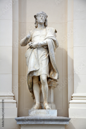 Statue des Malers Raffael, Künstlerhaus, Wien, Österreich photo