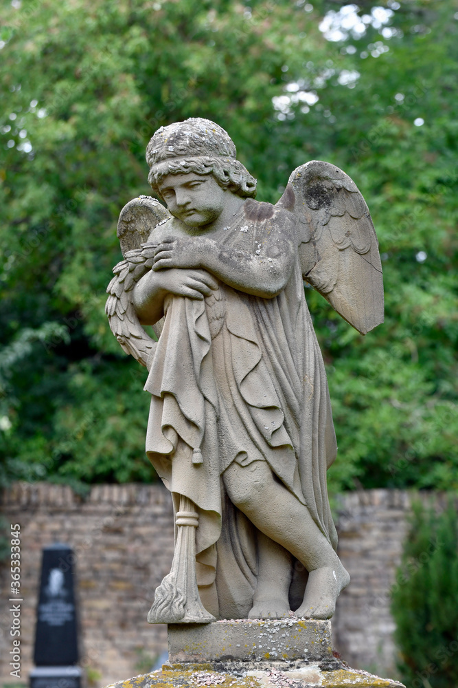 engelsfigur auf dem historischen friedhof in undenheim