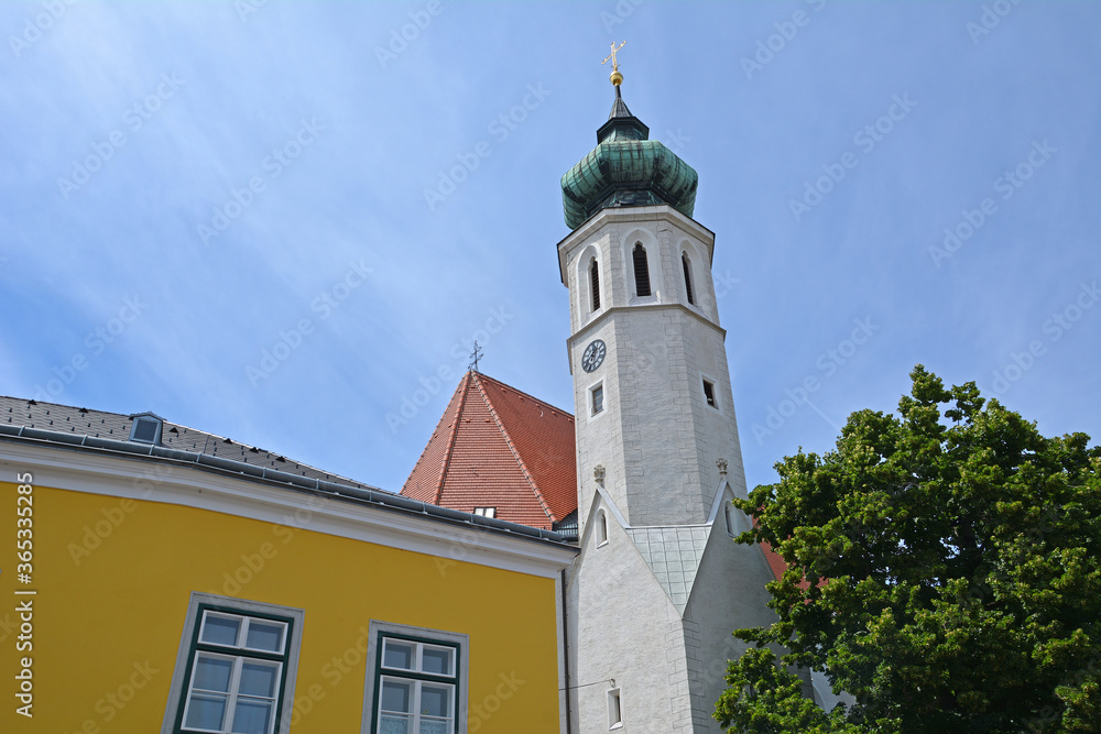 Pfarrkirche Heilig Kreuz im Heurigendorf Grinzing, Wien Pfarrkirche Heilig Kreuz im Heurigendorf Grinzing, Wien