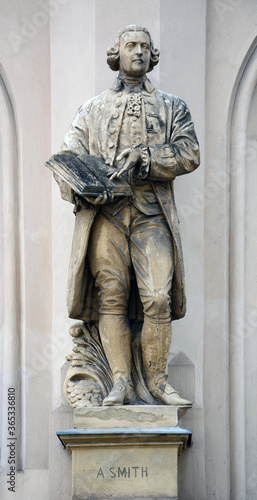 Fotografi Statue des Ökonoms Adam Smith an der Handelsakademie der Wiener Kaufmannschaft,