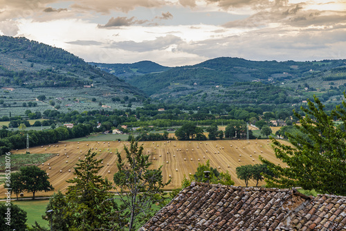 Obraz na plátně La cittadina umbra di Spello, considerata uno dei borghi più belli d’Italia