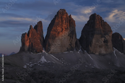 Die Drei Zinnen in den Sextener Dolomiten im Licht der untergehenden Sonne