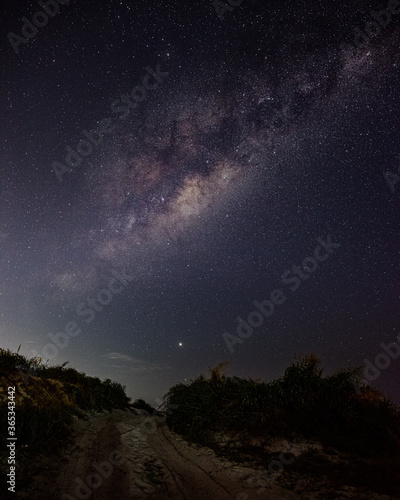 Via Láctea sob o Céu da praia de VIlatur, em Saquarema