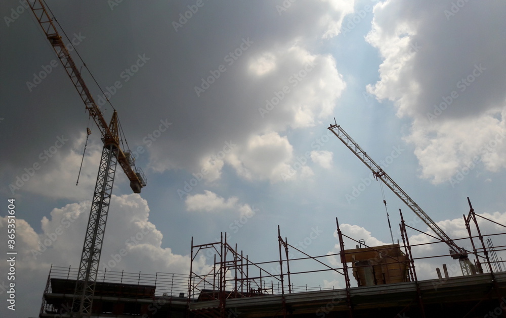 Lavori in corso nel cantiere edile in estate - costruire Lavori in corso nel cantiere edile in estate - costruire