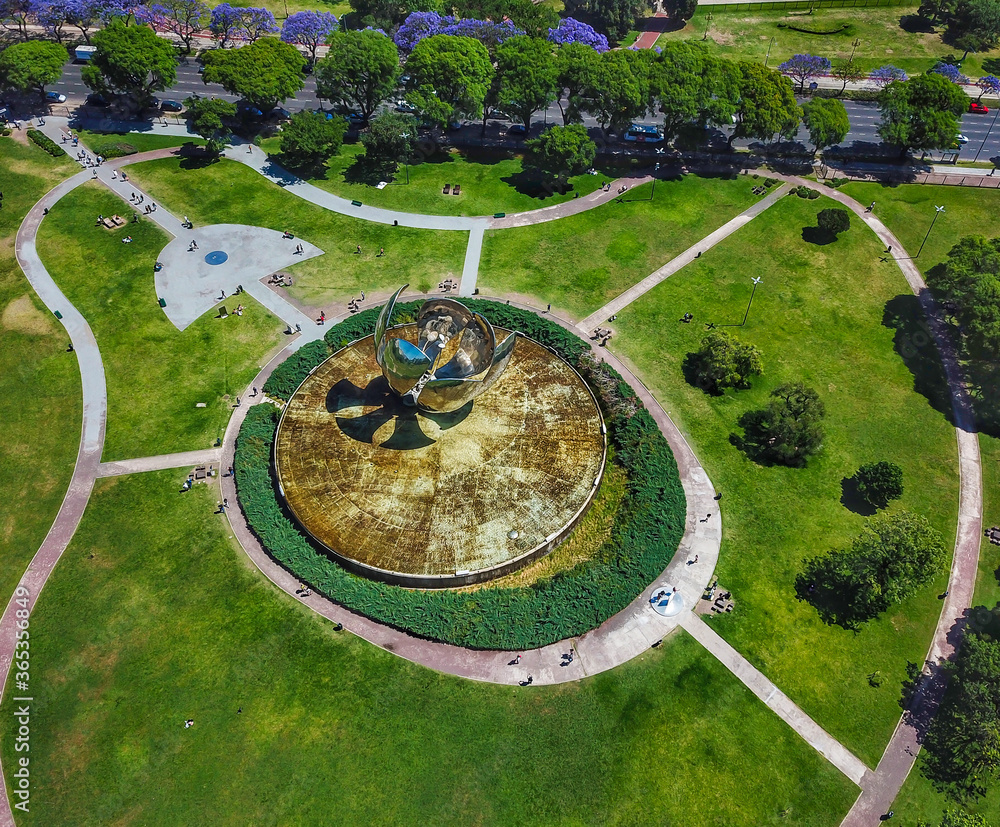 monumento la floralis genérica con forma de una flor gigante ubicado en el parque de las Naciones Unidas en Buenos Aires Argentina 
