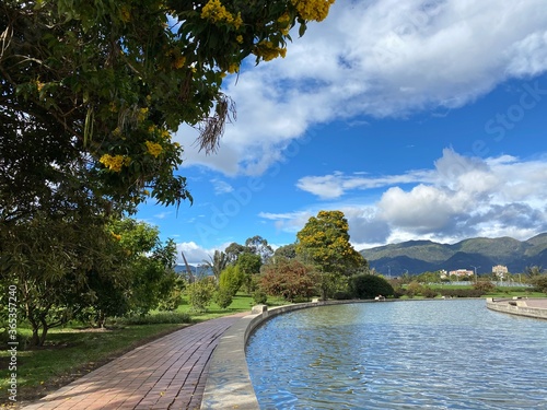 Paisaje naturaleza, cielo y agua.
