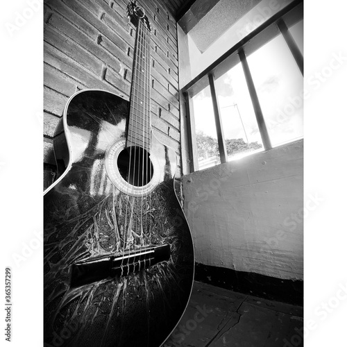 Guitarra acústica a blanco y negro