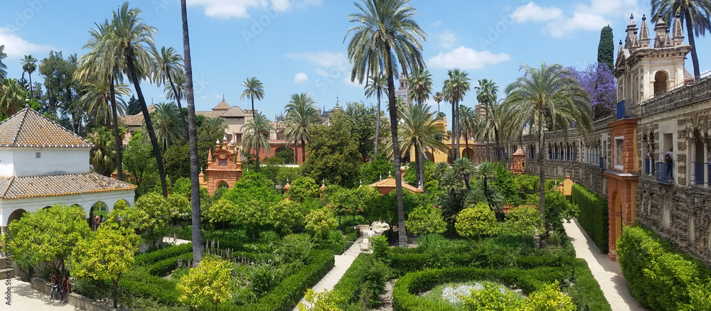 Obraz premium Lush manicured gardens of the Alcazar Moorish castle in Spain