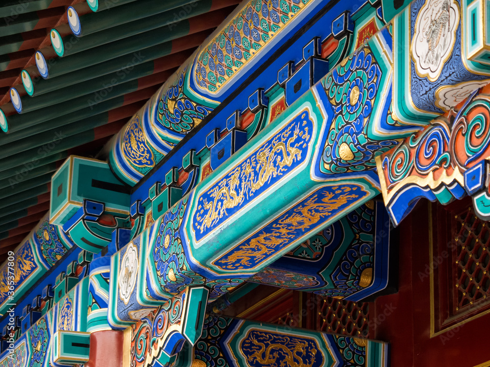 Obraz premium Detail of colorful traditional painting on the roof of Chinese temple