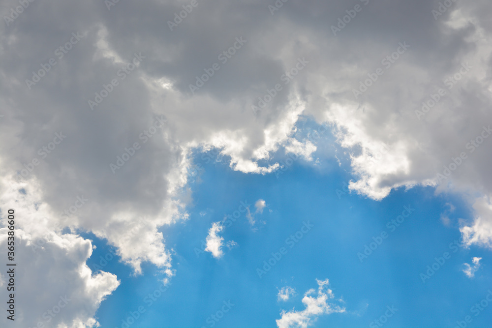 Obraz premium Snow-white clouds against a blue sky