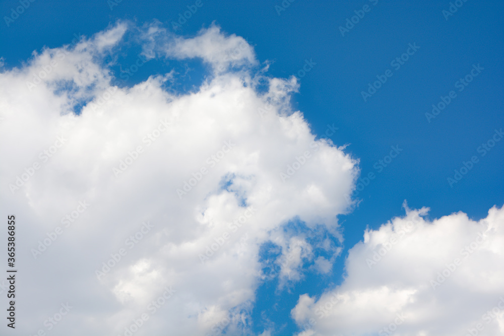 Obraz premium Snow-white clouds against a blue sky
