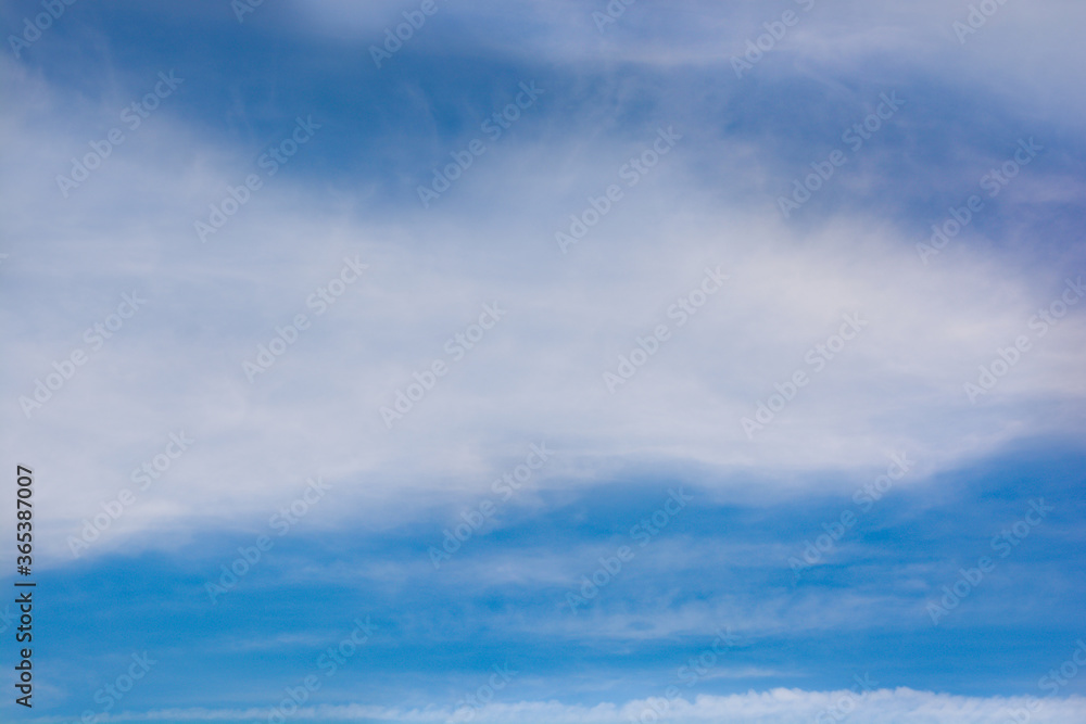 Obraz premium Snow-white clouds against a blue sky