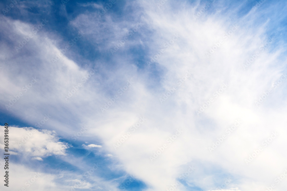 Naklejka premium Beautiful white clouds against the background of the sky