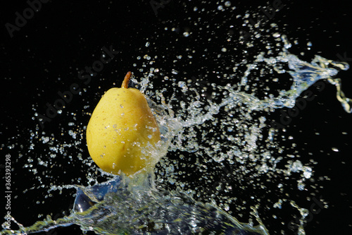 fresh and fruity pear water splash