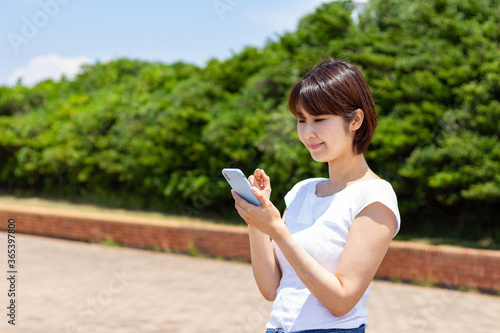 スマートフォンを操作する女性