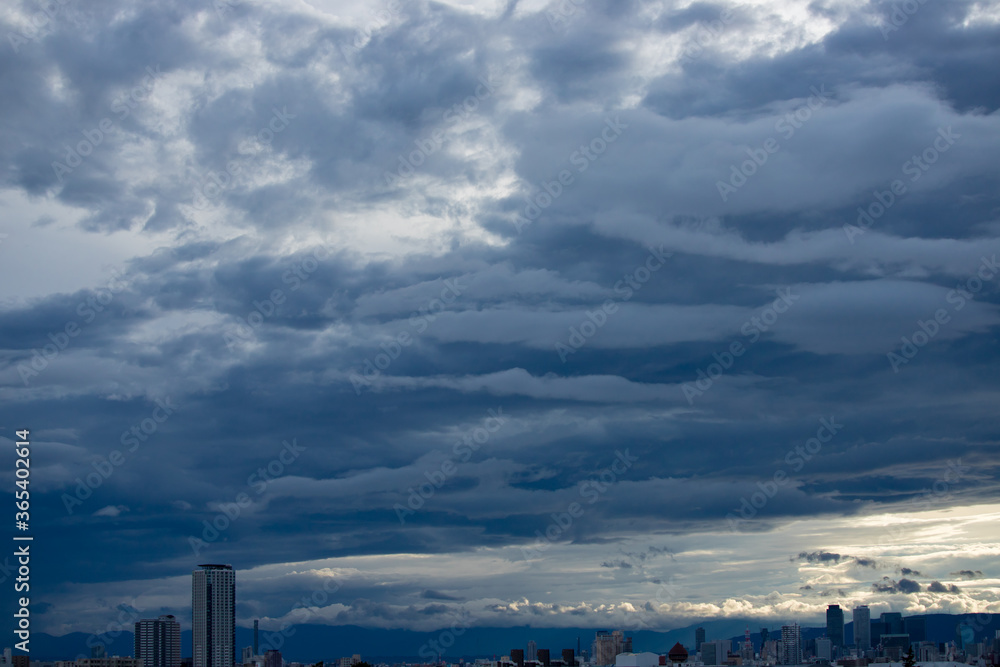 雨やんだ後の名古屋市の上空の風景