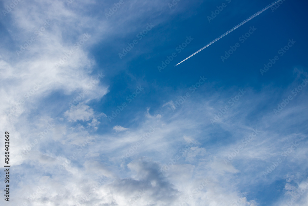 綺麗な青空と飛行機雲の風景 Stock Photo Adobe Stock