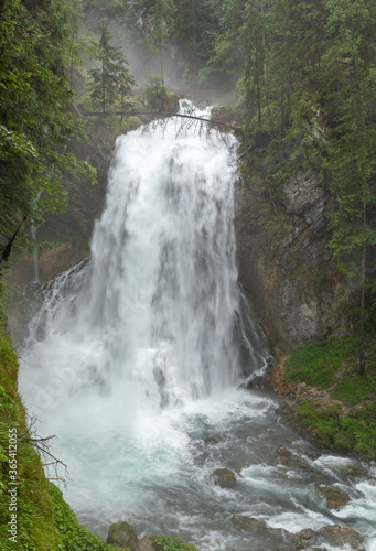 Regen und viel Wasser am Gollinger Wasserfall  Salzburger Land    sterreich