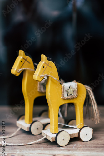 Petit cheval de bois vintage - Jouet pour enfant en bois