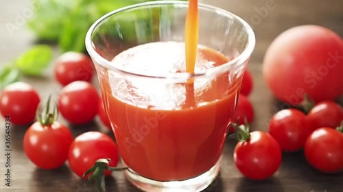 トマトジュースをグラスに注ぐ