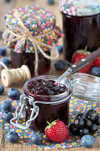 gemischte Beeren Marmelade im Glas photo