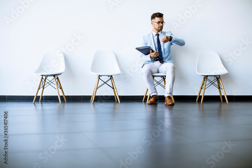 Young man sitting in the wa...