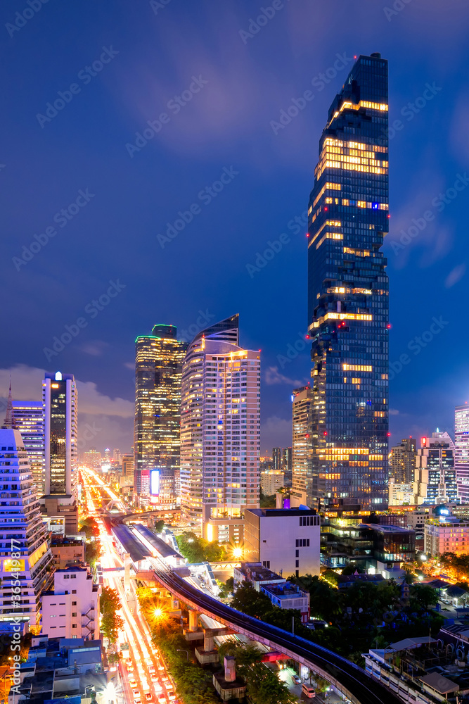Obraz premium Cityscape of business center in downtown of Bangkok during rush hour time,Thailand
