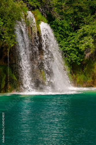 Wasserfall Plitvicer Seen t  rkis Kroatien Naturschutzgebiet Nationalpark Teich herabst  rzen Pflanzen Idyll Biotp gr  n Sch  nheit Sch  pfung Attraktion Sehensw  rdigkeit Korana