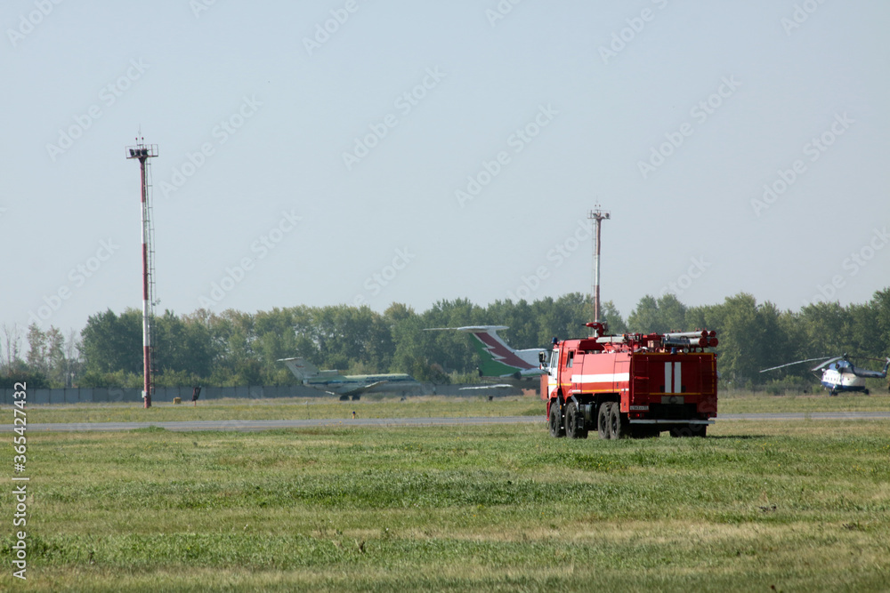 Obraz premium fire engine on the flying field of an airport