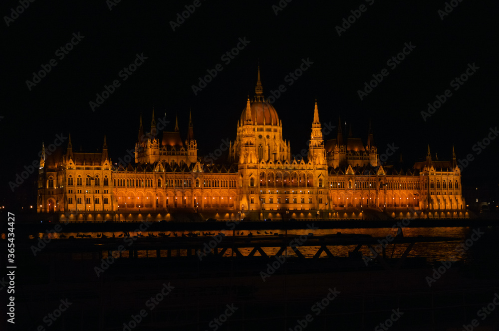 Fototapeta premium Parliament of Budapest at night