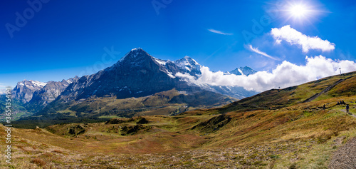 M  nnlichen Kleine Scheidegg Wanderung Blick auf Eiger M  nch und Jungfrau Sp  tsommer Herbst blauer Himmel mit Wolken 