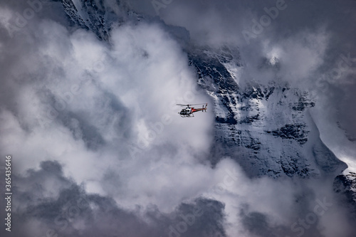 Helikopter in den Schweizer Bergen Transport Material 
