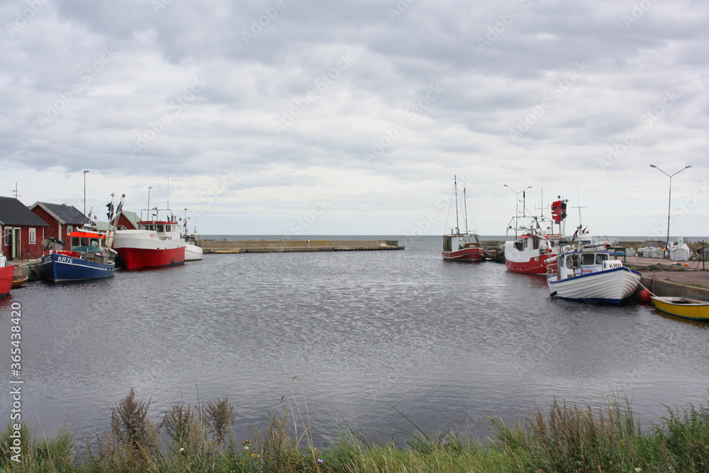 Fototapeta premium Ships on a cloudy day in a harbor
