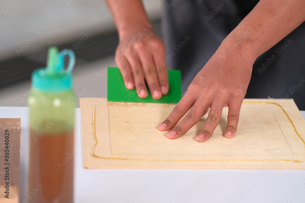 Process of gluing plank of plywood Process of gluing plank of plywood