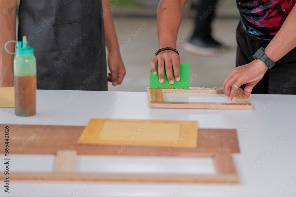 Process of gluing plank of plywood Process of gluing plank of plywood