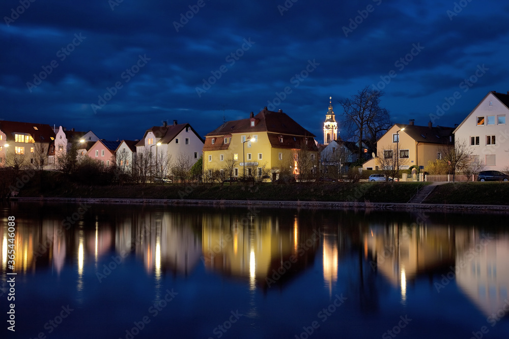 Reinhausen. Stadtteil in Regensburg bei Nacht zur blauen Stunde mit spiegelung