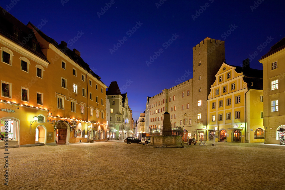 Haidplatz Regensburg bei Nacht zur blauen Stunde