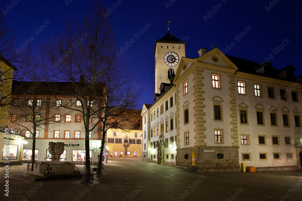 Rathausplatz Regensburg bei Nacht zur blauen Stunde