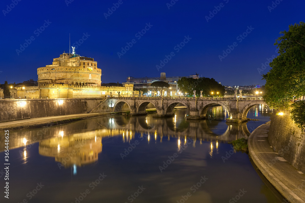 Engelsburg Rom - Mausoleum für Kaiser Hadrian bei Nacht zur blauen Stunde mit Spiegelung