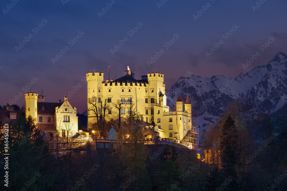 Schloss Hohenschwangau bei Nacht zur blauen Stunde Schloss Hohenschwangau bei Nacht zur blauen Stunde