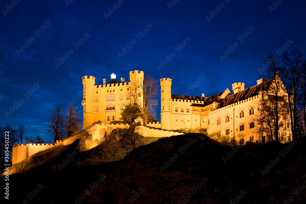 Schloss Hohenschwangau bei Nacht zur blauen Stunde Schloss Hohenschwangau bei Nacht zur blauen Stunde