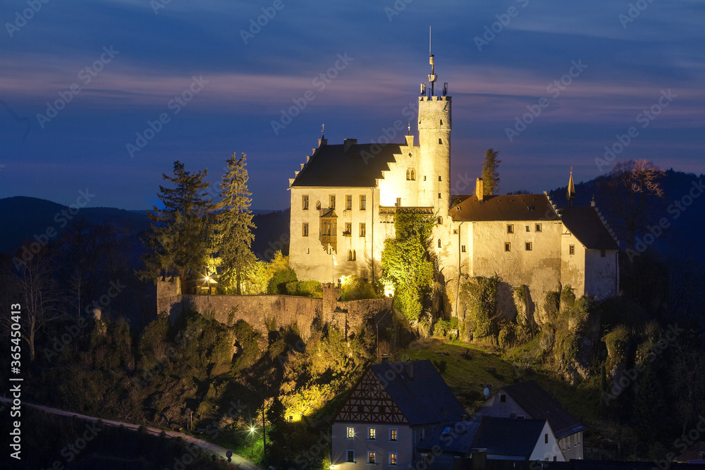 Burg Gößweinstein bei Nürnberg in der fränkischen Schweiz in Bayern bei Nacht zur blauen Stunde