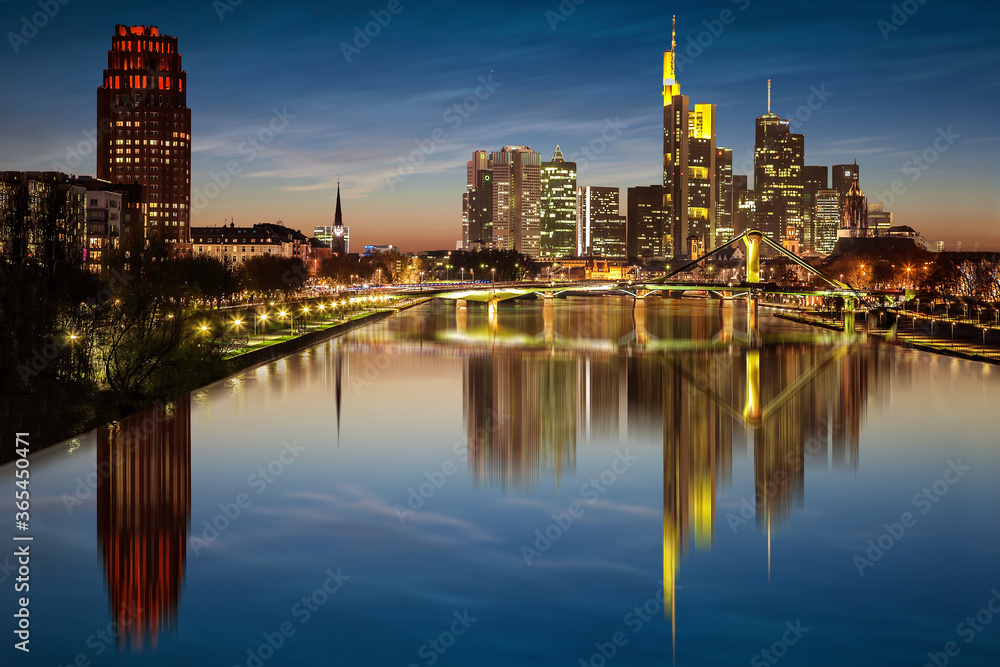 Obraz premium Skyline von Frankfurt bei Nacht zur blauen Stunde mit Spiegelung